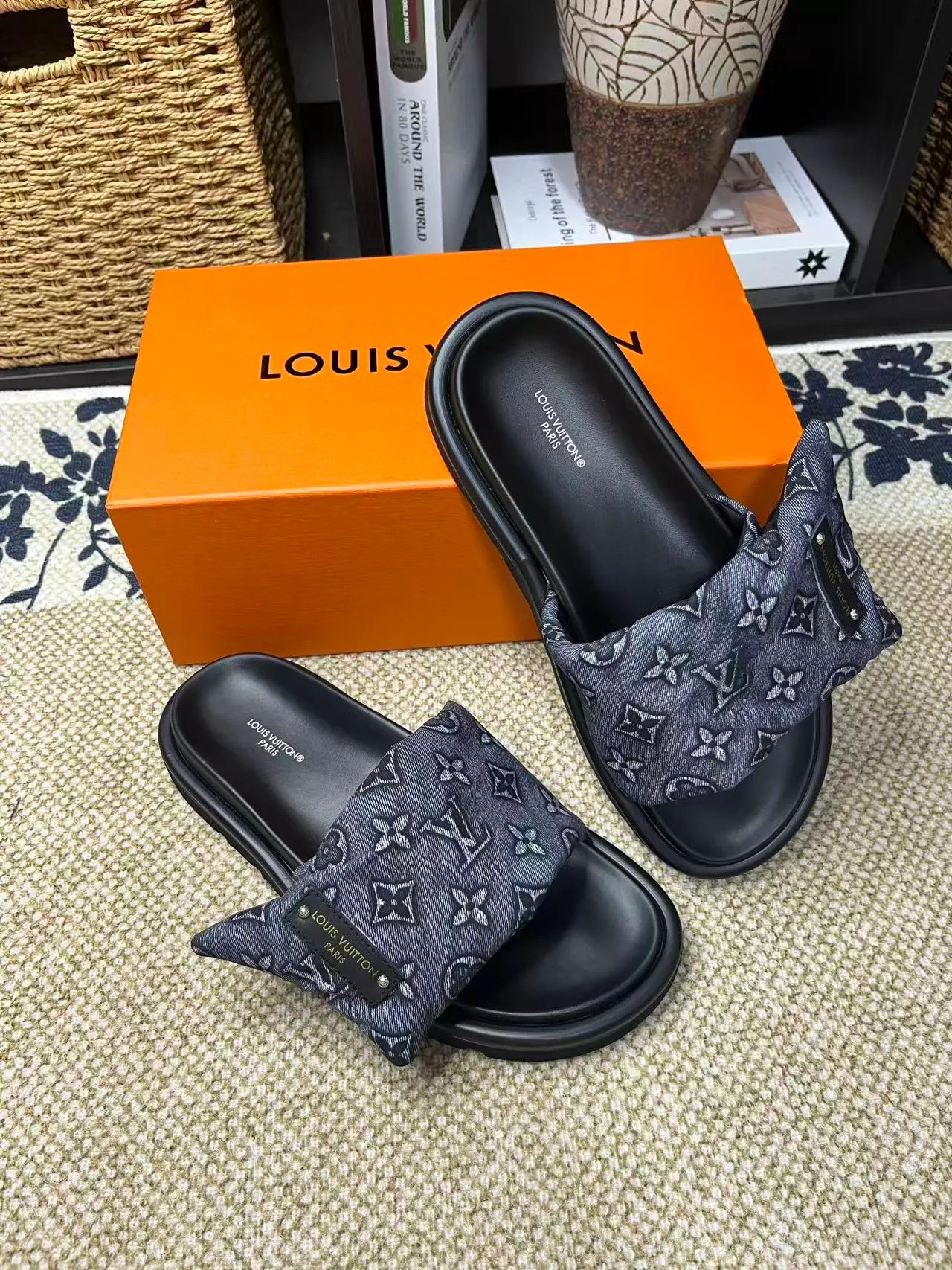 P340 [New Style] [LOUIS VUITTON] Louis Vuitton, LV printing, men's and women's slippers are now on the market, packed in drawer boxes with cloth bags and cards, the upper pattern looks very soft and waxy, and is a super versatile leg slimming tool. Fabric: imported denim/canvas/old fabric, LV hardware LOGO, official website pattern printing, comfortable to wear, feet: high-elastic PU water table. Sole: foam sole, heel height: about 5cm. Code number: 35-46, 35, 45, 46 are custom-made and non-returnable. Color: multiple colors and styles available.